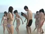 日本多名男男女女海灘天體會
